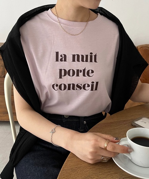 DISCOAT（ディスコート）の「【WEB限定】カールロゴフレンチスリーブTシャツ（Tシャツ/カットソー・レディース・ピンク/ホワイト×グリーン/ホワイト×グレー/ホワイト×ピンク/オフホワイト/ネイビー/チャコールグレー/グレー系その他/ホワイト×シルバー・FREE）」の9枚目の写真