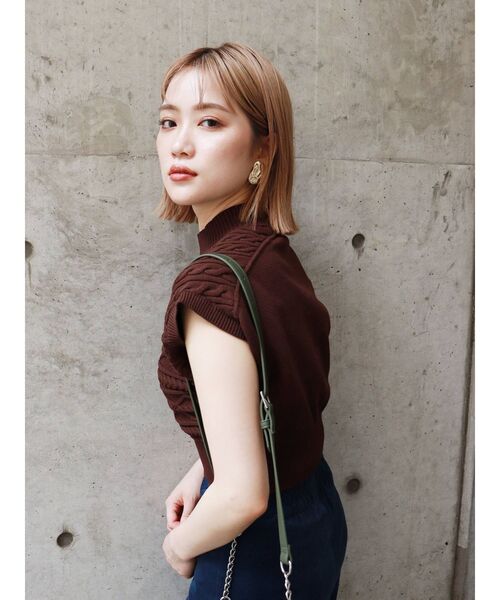 MURUA（ムルーア）の「アシメケーブルニットタンク（ニット/セーター・レディース・ブラック/ブラウン/ブルー・FREE）」の9枚目の写真