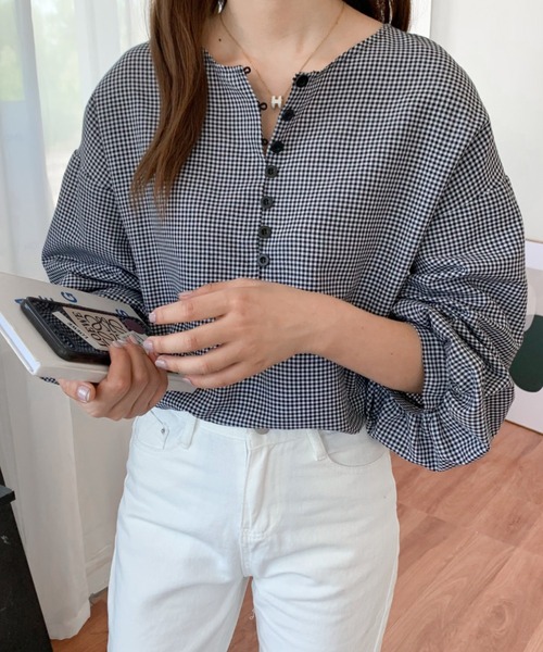 Diosfront(ディオスフロント)の「2022AW フロントボタンボリュウーム袖クルーネックブラウス(シャツ/ブラウス・レディース・ホワイト/ブラック/ブラック系その他/イエロー系その他・M/L)」の3枚目の写真