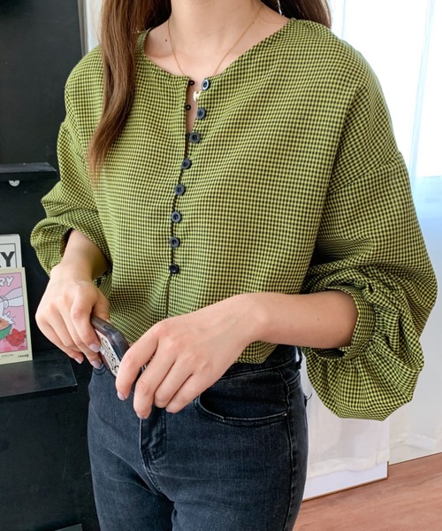 Diosfront(ディオスフロント)の「2022AW フロントボタンボリュウーム袖クルーネックブラウス(シャツ/ブラウス・レディース・ホワイト/ブラック/ブラック系その他/イエロー系その他・M/L)」の4枚目の写真