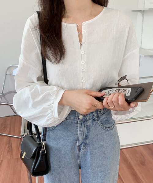 Diosfront(ディオスフロント)の「2022AW フロントボタンボリュウーム袖クルーネックブラウス(シャツ/ブラウス・レディース・ホワイト/ブラック/ブラック系その他/イエロー系その他・M/L)」の2枚目の写真