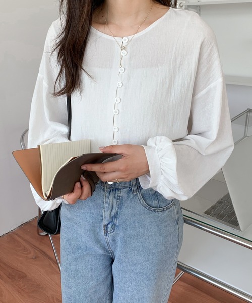 Diosfront(ディオスフロント)の「2022AW フロントボタンボリュウーム袖クルーネックブラウス(シャツ/ブラウス・レディース・ホワイト/ブラック/ブラック系その他/イエロー系その他・M/L)」の5枚目の写真