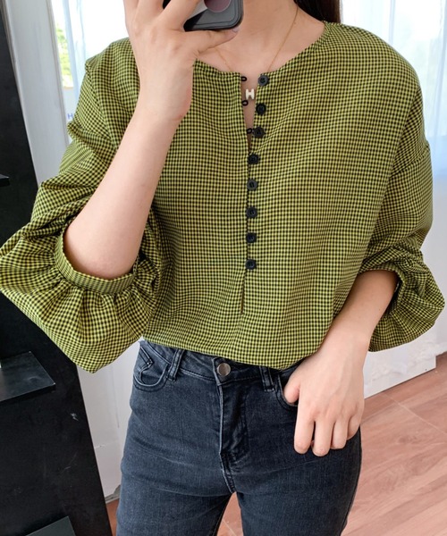 Diosfront(ディオスフロント)の「2022AW フロントボタンボリュウーム袖クルーネックブラウス(シャツ/ブラウス・レディース・ホワイト/ブラック/ブラック系その他/イエロー系その他・M/L)」の15枚目の写真