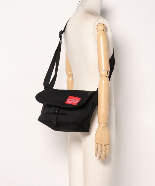 Manhattan Portage（マンハッタンポーテージ）の「Nylon Messenger Bag JR Flap Zipper Pocket（メッセンジャーバッグ・メンズ・ブラック・SMALL）」の16枚目の写真