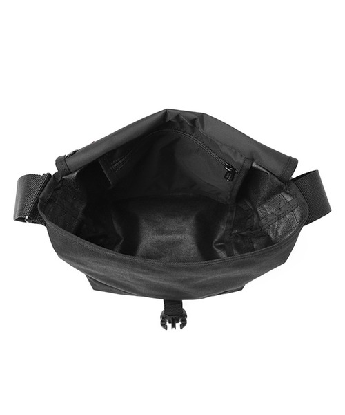 Manhattan Portage（マンハッタンポーテージ）の「Nylon Messenger Bag JR Flap Zipper Pocket（メッセンジャーバッグ・メンズ・ブラック・SMALL）」の4枚目の写真
