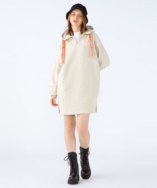 Calvin Klein(カルバン・クライン)の「ミックスメディアシェルパ パーカーワンピース(ワンピース・レディース・ホワイト・M/S/XS/L)」の2枚目の写真