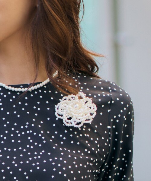 SHOO・LA・RUE(シューラルー)の「◆【入卒/セレモニー】フェイクパールコサージュ(ブローチ/コサージュ・レディース・アイボリー・00)」の2枚目の写真