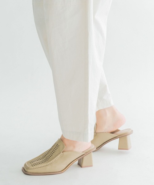 KBF(ケイビーエフ)の「カッティングメッシュミュール(サンダル・レディース・ベージュ/ブラック・38/36/37)」の1枚目の写真