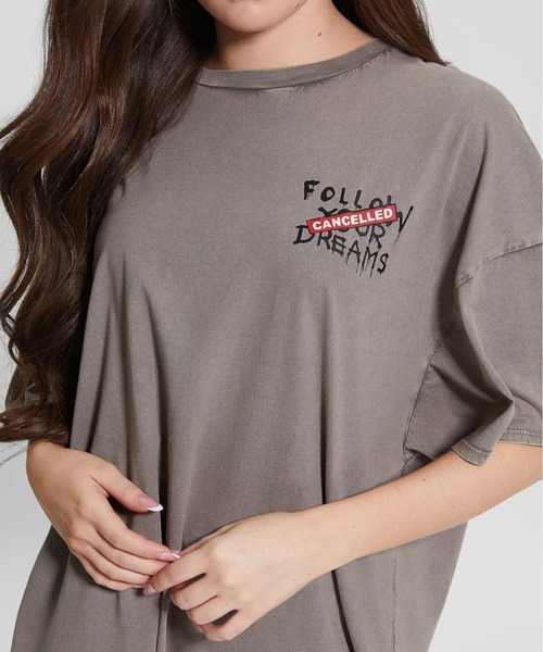 Guess（ゲス）の「GUESS X BRANDALISED(R) WITH GRAFFITI BY BANKSY Ballon Girl Oversize Tee（Tシャツ/カットソー・レディース・グレー・ONE SIZE）」の2枚目の写真