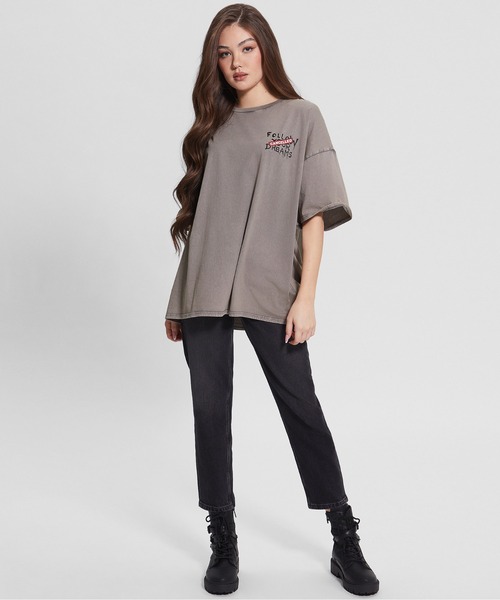 Guess（ゲス）の「GUESS X BRANDALISED(R) WITH GRAFFITI BY BANKSY Ballon Girl Oversize Tee（Tシャツ/カットソー・レディース・グレー・ONE SIZE）」の4枚目の写真