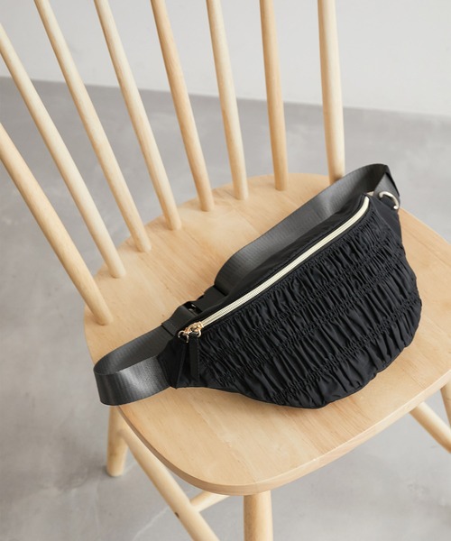 ROPE' PICNIC(ロペピクニック)の「ポリエステルシャーリングボディバッグ(ボディバッグ/ウエストポーチ・レディース・ブラック/ブルー・FREE)」の2枚目の写真