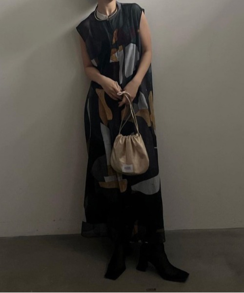Ameri(アメリ)の「MEDI ROUND BOTTOM LOGO BAG(ハンドバッグ・レディース・ブラック/シルバー/ゴールド・FREE)」の10枚目の写真