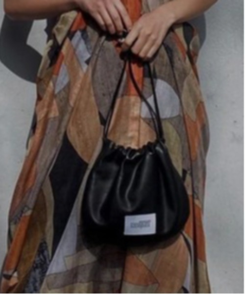 Ameri(アメリ)の「MEDI ROUND BOTTOM LOGO BAG(ハンドバッグ・レディース・ブラック/シルバー/ゴールド・FREE)」の5枚目の写真