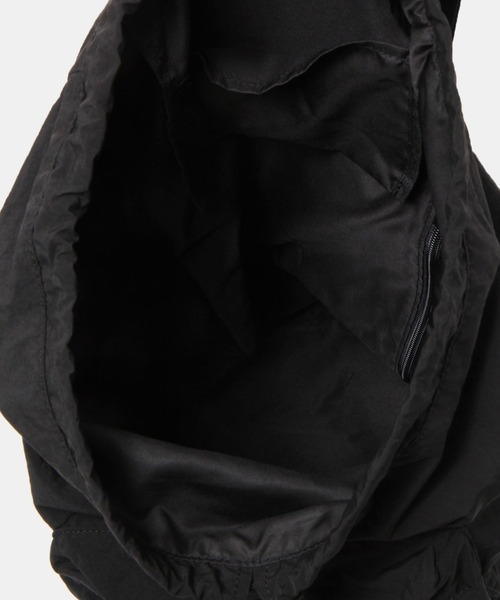 FOREVER 21（フォーエバー トゥエンティーワン）の「巾着ショルダーリュック（バックパック/リュック・レディース・ブラック/カーキ・FREE）」の4枚目の写真