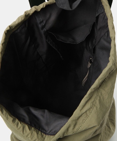 FOREVER 21（フォーエバー トゥエンティーワン）の「巾着ショルダーリュック（バックパック/リュック・レディース・ブラック/カーキ・FREE）」の10枚目の写真