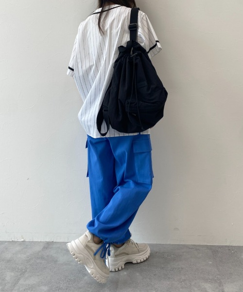 FOREVER 21（フォーエバー トゥエンティーワン）の「巾着ショルダーリュック（バックパック/リュック・レディース・ブラック/カーキ・FREE）」の6枚目の写真