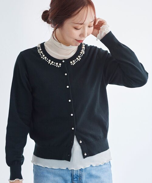 le.coeur blanc（ルクールブラン）の「パール刺繍ニットカーディガン（カーディガン/ボレロ・レディース・ブラック/マスタード/グレイッシュベージュ/ベージュ系その他3・38）」の2枚目の写真