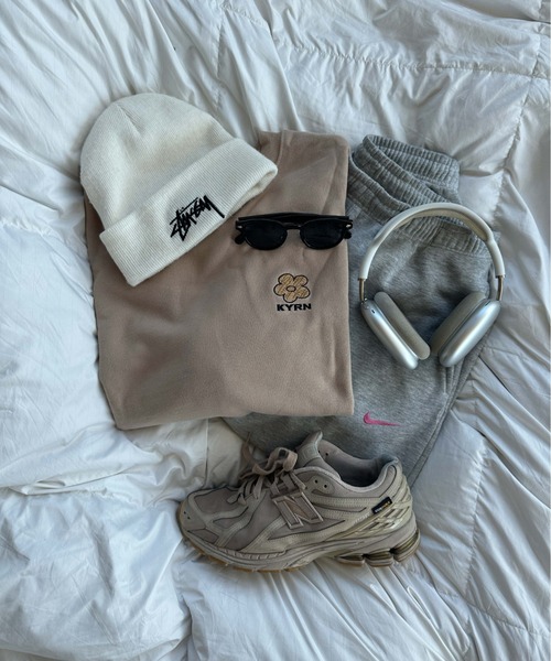 kaoyorinakami（カオヨリナカミ）の「flower logo sweat