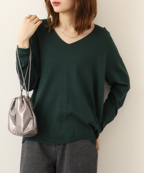 atONE(アットワン)の「atONE Vネックサイドタックセーター(ニット/セーター・レディース・ブラック/バーガンディー/ダークグリーン/グレイッシュベージュ/オフホワイト・4L~5L/LL~3L/M~L)」の4枚目の写真
