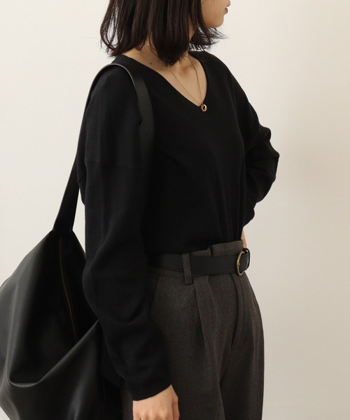 atONE(アットワン)の「atONE Vネックサイドタックセーター(ニット/セーター・レディース・ブラック/バーガンディー/ダークグリーン/グレイッシュベージュ/オフホワイト・4L~5L/LL~3L/M~L)」の8枚目の写真
