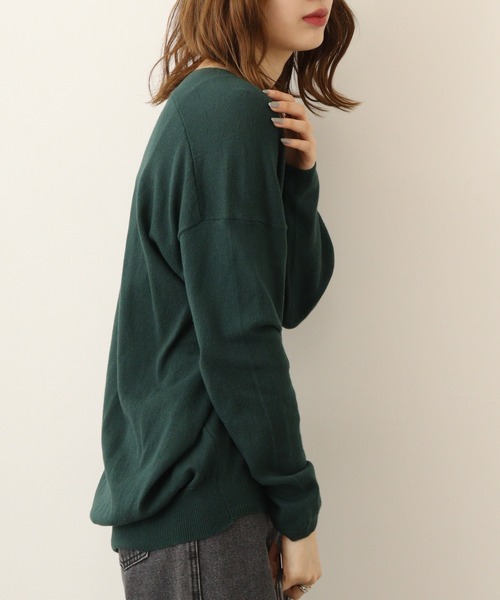 atONE(アットワン)の「atONE Vネックサイドタックセーター(ニット/セーター・レディース・ブラック/バーガンディー/ダークグリーン/グレイッシュベージュ/オフホワイト・4L~5L/LL~3L/M~L)」の19枚目の写真