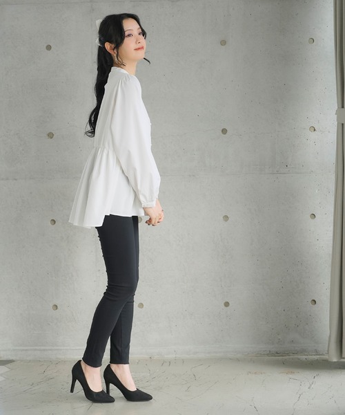 Newlyme（ニューリーミー）の「イージーケアハイネックペプラムブラウス（シャツ/ブラウス・レディース・ブラック/ホワイト・SMALL/MEDIUM/LARGE/X-LARGE/XX-LARGE）」の4枚目の写真