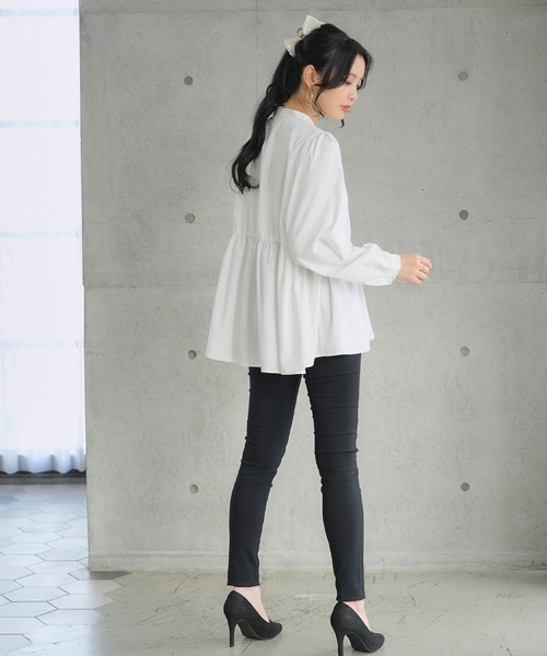 Newlyme（ニューリーミー）の「イージーケアハイネックペプラムブラウス（シャツ/ブラウス・レディース・ブラック/ホワイト・SMALL/MEDIUM/LARGE/X-LARGE/XX-LARGE）」の5枚目の写真