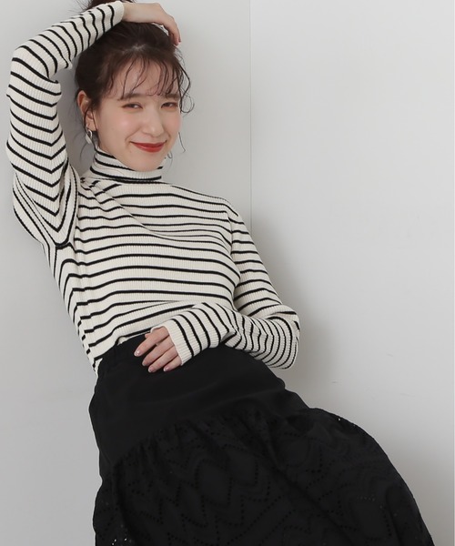 N.（N. Natural Beauty Basic）（エヌエヌナチュラルビューティーベーシック）の「◆ボーダータートルリブニット（ニット/セーター・レディース・ホワイト×イエロー/ホワイト×ブラック/オレンジ系その他・MEDIUM）」の2枚目の写真