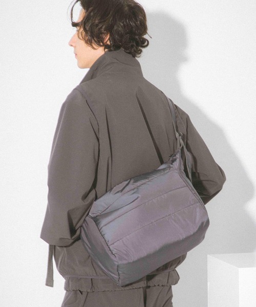 SENSE OF PLACE by URBAN RESEARCH（センスオブプレイスバイアーバンリサーチ）の「パデットキルトショルダーバッグ（ショルダーバッグ・メンズ・チャコールグレー/ブラック/ライトベージュ・ONE）」の3枚目の写真
