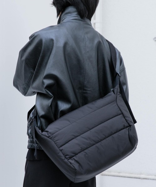 SENSE OF PLACE by URBAN RESEARCH（センスオブプレイスバイアーバンリサーチ）の「パデットキルトショルダーバッグ（ショルダーバッグ・メンズ・チャコールグレー/ブラック/ライトベージュ・ONE）」の2枚目の写真