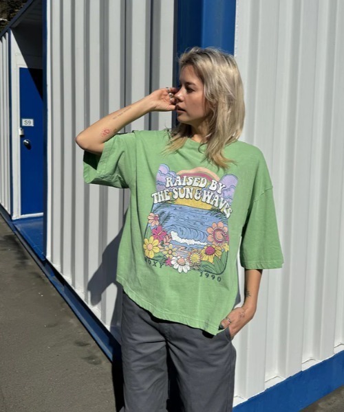 ROXY（ロキシー）の「DRINK THE WAVE TEE/ロキシーヴィンテージライク半袖Tシャツ（Tシャツ/カットソー・レディース・ホワイト/ブラック/グリーン・SMALL/MEDIUM/LARGE）」の11枚目の写真