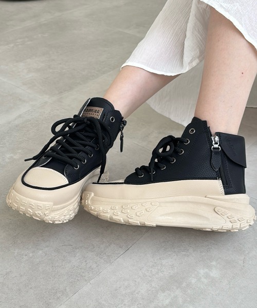 【美品】On レディーススニーカー　24.5センチ　ホワイト　ブラック four-leafs-shop_nikanikaru605