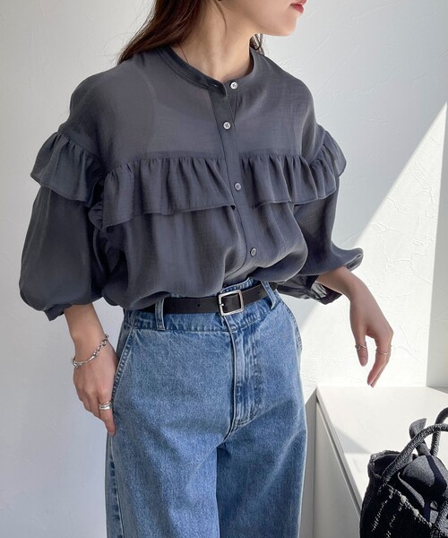 fredy emue(フレディエミュ)の「シアーフリル切り替えブラウス(シャツ/ブラウス・レディース・サックスブルー/オフホワイト/チャコールグレー・38)」の17枚目の写真