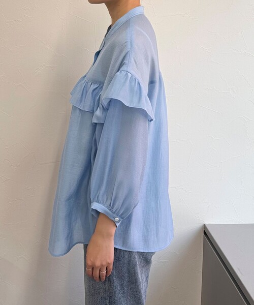 fredy emue(フレディエミュ)の「シアーフリル切り替えブラウス(シャツ/ブラウス・レディース・サックスブルー/オフホワイト/チャコールグレー・38)」の19枚目の写真