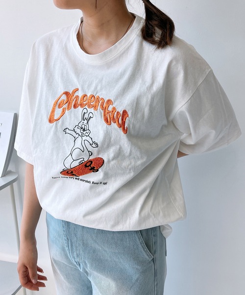 AS KNOW AS plus(アズノゥアズプラス)の「◎選んでアクティブ刺繍Tシャツ(Tシャツ/カットソー・レディース・オートミール/スミクロ/オフホワイト/ホワイト系/レッド系/グレー系・FREE)」の2枚目の写真