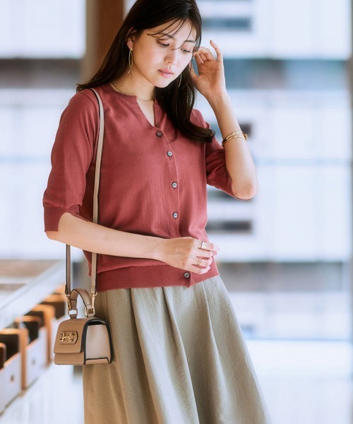 7days Life Styling（セブンデイズライフスタイリング）の「（接触冷感・毛玉になりにくい・ＵＶカット） 綿混スキッパーネックニットカーディガン（カーディガン/ボレロ・レディース・グレイッシュベージュ/ブラック/テラコッタ/シルバーグレー・S/M/L/LL）」の5枚目の写真