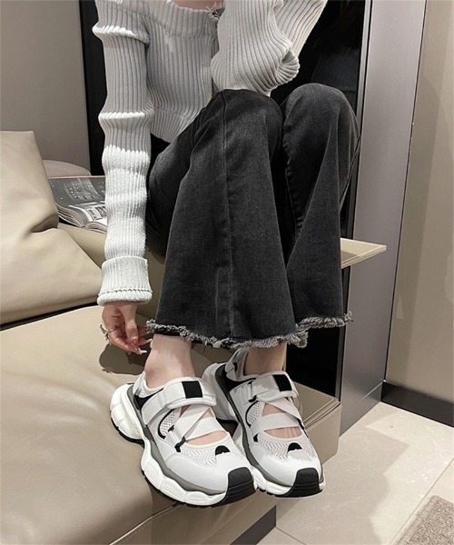 Ritzy(リッツィー)の「厚底 ベルト スニーカーサンダル(サンダル・レディース・ホワイト/ブラック・24/23.5/23/22.5/24.5)」の3枚目の写真