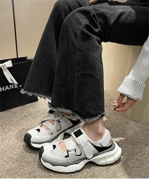 Ritzy(リッツィー)の「厚底 ベルト スニーカーサンダル(サンダル・レディース・ホワイト/ブラック・24/23.5/23/22.5/24.5)」の6枚目の写真