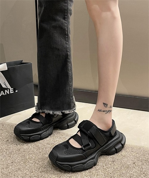 Ritzy(リッツィー)の「厚底 ベルト スニーカーサンダル(サンダル・レディース・ホワイト/ブラック・24/23.5/23/22.5/24.5)」の8枚目の写真