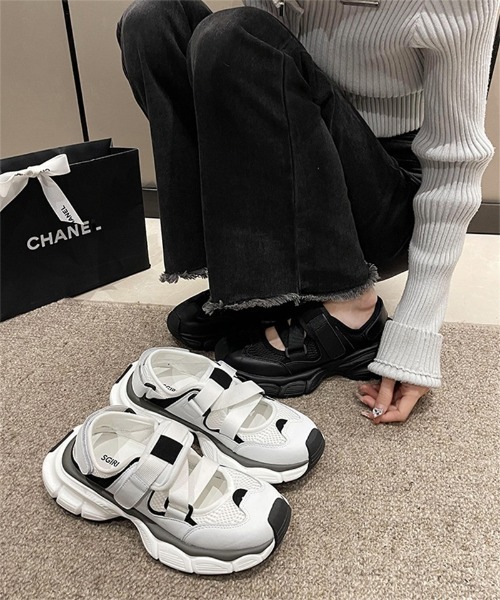 Ritzy(リッツィー)の「厚底 ベルト スニーカーサンダル(サンダル・レディース・ホワイト/ブラック・24/23.5/23/22.5/24.5)」の11枚目の写真