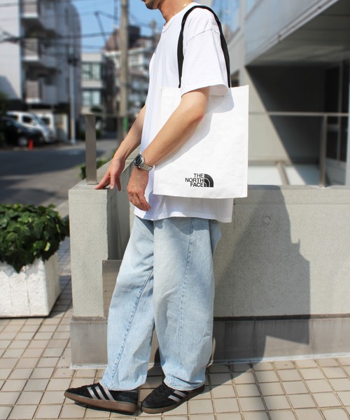 THE NORTH FACE(ザノースフェイス)の「【THE NORTH FACE】ノースフェイス SHOPPER BAG ホワイトレーベル ショッパーバッグ Sサイズ(トートバッグ・レディース・ホワイト・S)」の3枚目の写真