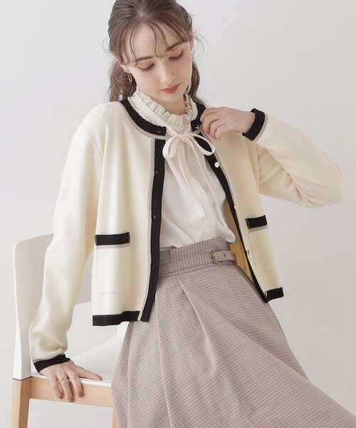 couture brooch(クチュールブローチ)の「◆【高級感のあるベーシックカーデ】配色スカラニットジャケット(カーディガン/ボレロ・レディース・アイボリー/ブラウン系その他/ブラック・40/38/42/36)」の2枚目の写真