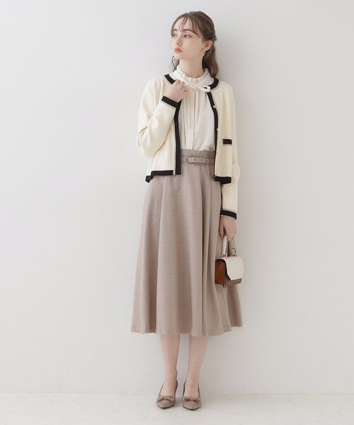 couture brooch(クチュールブローチ)の「◆【高級感のあるベーシックカーデ】配色スカラニットジャケット(カーディガン/ボレロ・レディース・アイボリー/ブラウン系その他/ブラック・40/38/42/36)」の4枚目の写真