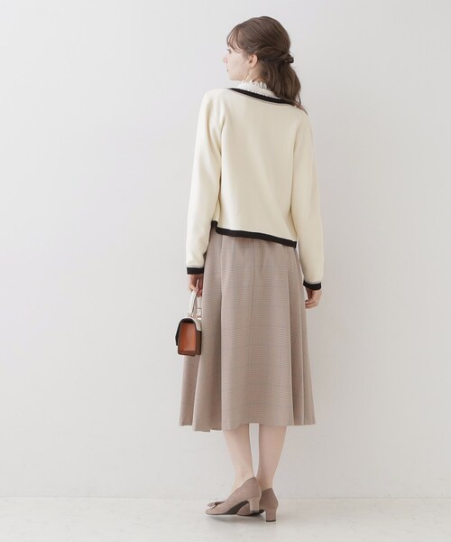 couture brooch(クチュールブローチ)の「◆【高級感のあるベーシックカーデ】配色スカラニットジャケット(カーディガン/ボレロ・レディース・アイボリー/ブラウン系その他/ブラック・40/38/42/36)」の6枚目の写真