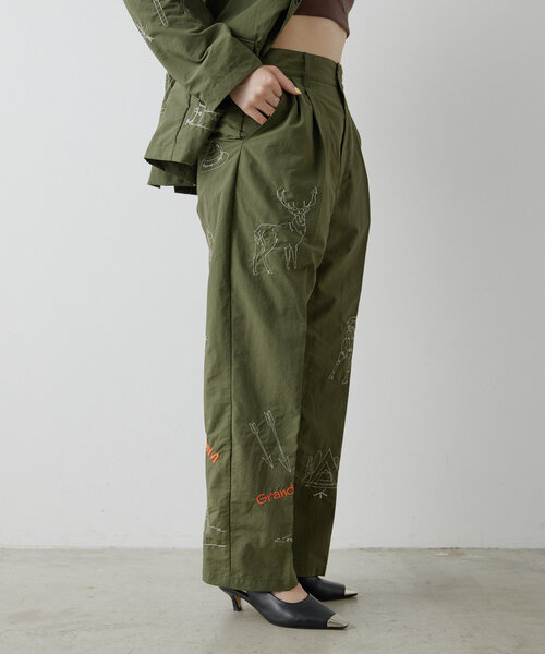 キャンプ柄刺しゅうツータックパンツ【SUM1 STYLE(スミスタイル  