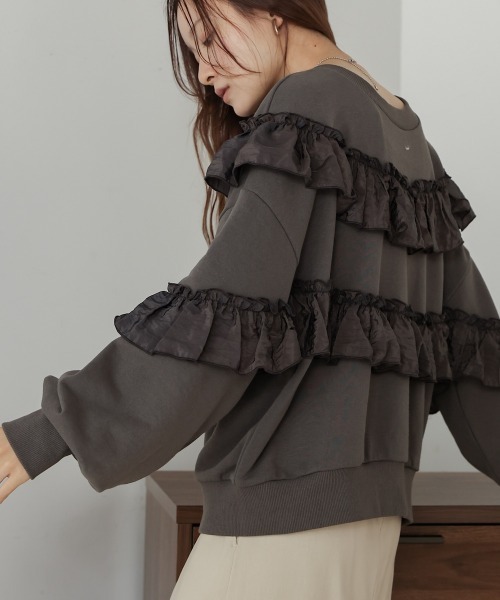 Bab(バブ)の「フリル使い裏毛トップス(Tシャツ/カットソー・レディース・アイボリー/チャコールグレー/ベージュ・FREE)」の1枚目の写真