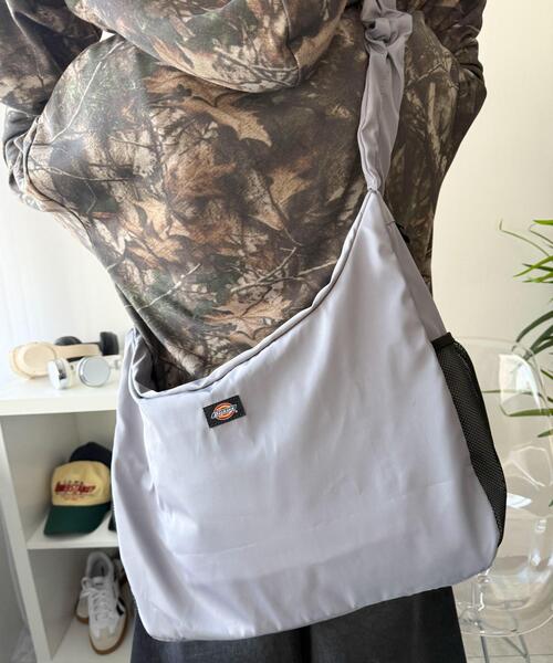 Dickies（ディッキーズ）の「∴WEGO/別注Dickiesドロストショルダー（ショルダーバッグ・レディース・ブラック/ホワイト/ライトグレー・FREE）」の3枚目の写真