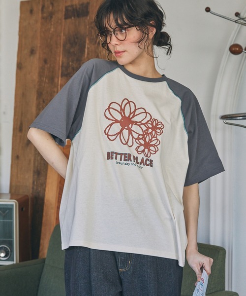 MONO-MART LADY'S(モノマートレディース)の「配色ステッチ×フラワー/メッセージ プリント ラグラン 半袖Tシャツ(Tシャツ/カットソー・レディース・ネイビー/スミクロ/ブラック系/チャコールグレー・FREE)」の7枚目の写真