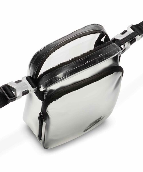 NIKE（ナイキ）の「ナイキ ヘリテージ クリスタル クロスボディバッグ (4L) / Nike Crystal Heritage Crossbody Bag (4L) HV8924-908 Clear（ボディバッグ/ウエストポーチ・レディース・クリア・ONE SIZE）」の5枚目の写真