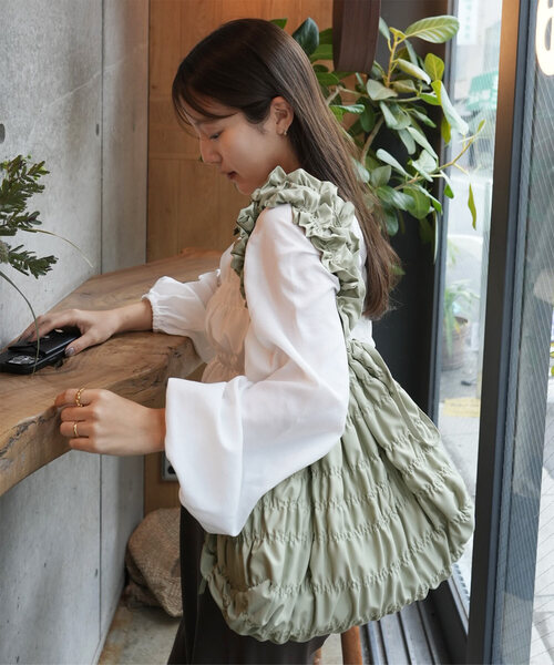 KOBE LETTUCE（コウベレタス）の「[ yuiさんコラボ ] シャーリングバッグ（トートバッグ・レディース・アイボリー/ベージュ/グリーン/ブラック・F）」の4枚目の写真